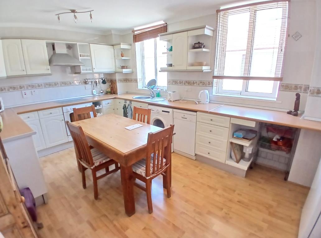 Image of Apartment - 2 Bedrooms - 1 Bathrooms for Sale in Brympton-Gibraltar, Image 3